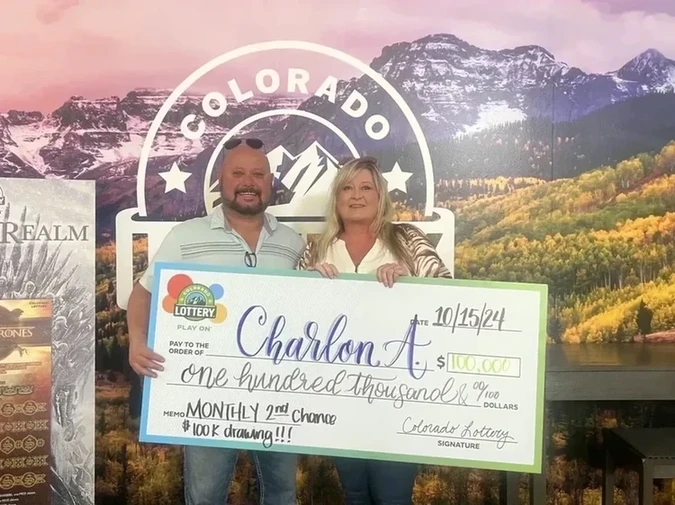 Charlon A. 是首位赢得每月 $100,000 第二次机会抽奖的得主！